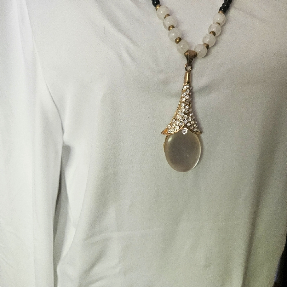 Elegant Gold and White Pendant Necklace